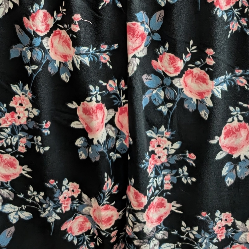 🆕 Women's Buttery Soft Black Floral Summer Romper With Pockets - Picture 6 of 10